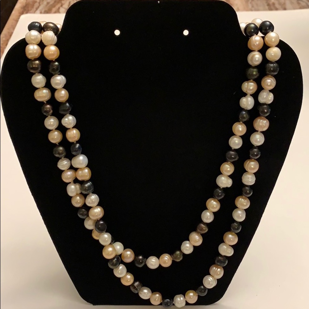 Gorgeous pearl necklace. 22in long.